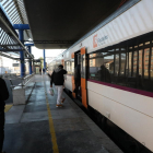 Un tren de la línea ferroviaria de Manresa, esta semana en la estación de Lleida.