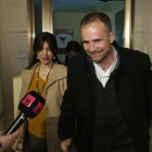 Xavier Novell y Sílvia Caballol, el lunes tras su enlace a la salida del juzgado de paz de Súria.