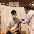 Un estudiant de la UdL rep la vacuna a l’Onze de Setembre.