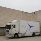 El camió de l’empresa SIT Expedición Arte y Seguridad, aparcat ahir al costat del Museu de Lleida.