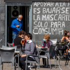 Elocuente cartel a la puerta de un bar de Vitoria ante el temor de nuevas restricciones en el País Vasco.