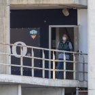 Un agente de la Guardia Civil ayer delante de una de las puertas de acceso a las oficinas del club.