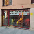Atacan con pintura la sede del PSC en Balaguer para reclamar la libertad de Pablo Hasel