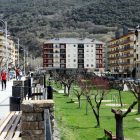 Un parc infantil de Sort sense nens al estar tancat per l'augment de casos de la covid-10 a la capital del Pallars Sobirà.