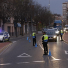 Control de la Guardia Urbana de Lleida ayer a la salida de la ciudad por la antigua N-II. 