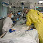 Dos sanitaris atenen un pacient amb Covid a l’UCI de l’hospital Clínic de Barcelona.