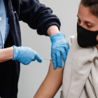 Fins a la data a Espanya s’han inoculat prop de 900.000 dosis de la vacuna d’AstraZeneca.