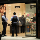 Mossos ahir a la nit a la botiga després de l'atracament