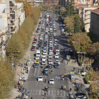 Vista de los manifestantes a pie y vehículos durante la manifestación de ayer en Lleida. 