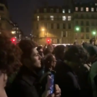 Els parisencs fan homenatge a Notre Dame