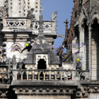 Bomberos inspeccionas este miércoles la fachada de la catedral de Notre Dame de París.