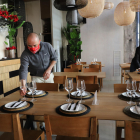 El restaurante Presseguer de Lleida preparando las mesas del interior del local.