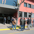 El exterior de la sede de los servicios territoriales de Agricultura en Lleida con profesionales agrarios esperando poder votar electrónicamente a las elecciones agrarias.