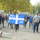 Miembros de peñas y aficionados protestaron antes del partido contra la directiva del club.