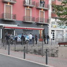 Los Mossos d’Esquadra en la plaza Noguerola tras el incidente. 