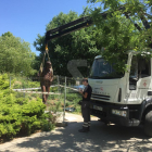 Tècnics instal·len de nou l'estàtua de Manolo Calpe als Camps Elisis
