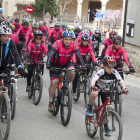 Membres del Club Ciclista Agramunt, ahir, encapçalant la cursa en record al soci mort dissabte.