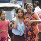 Diverses persones corren per posar-se fora de perill mentre les autoritats evacuen els voltants de l’església de Sant Antoni, a Colombo.