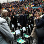 Puigdemont observa Joana Ortega davant de centenars de participants en l’assemblea de l’ANC.