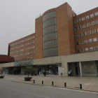La façana de l’hospital Arnau de Vilanova, el de referència a tota la província de Lleida.