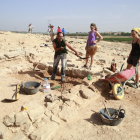 Arqueólogos y estudiantes ayer, durante las tareas de excavación en el poblado de Gebut. 