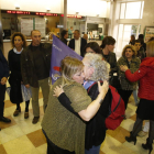 Emotiva llegada de Ramona Barrufet ayer a la estación de Lleida.