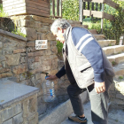 Un veí d’Unha carregant aigua en una de les fonts del poble, que no estan afectades.