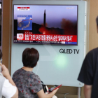 Ciutadans sud-coreans seguien per televisió un llançament de míssils balístics de Corea del Nord, el mes d'agost passat, a Seül.