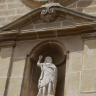 La escultura de Sant Joan ya luce en la fachada de la iglesia.