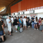 Viajeros este mes en la terminal de Alguaire para tomar vuelos de Air Nostrum a Menorca e Ibiza.