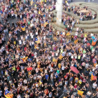 Vista de la manifestació al migdia a la plaça Ricard Viñes.