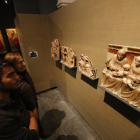 Visitantes del Museu la semana pasada ante obras de Sigena.