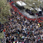 Manifestantes ayer en Barcelona ante la sede del Partido Popular de Catalunya.