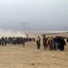 Desplaçats caminen cap a un punt de control fora de Mossul.