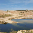 La presa de L’Albagés, prácticamente finalizada, acumula agua procedente de lluvias y humedades.