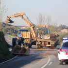 Los trabajos para reabrir la carretera entre Albatàrrec y Montoliu de Lleida tras el desprendimiento. 