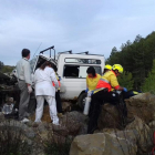 Servicios sanitarios ayer atendiendo el herido tras una salida de vía en Sant Esteve de la Sarga. 