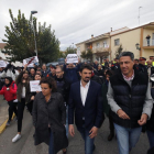 Dolors Montserrat, Dante Pérez, Xavier García Albiol y Marisa Xandri, seguidos por manifestantes y protegidos por mossos.
