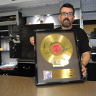 Josep Maria Pons, exhibint un disc d’or del ‘Born in the USA’ firmat pel mateix Springsteen.