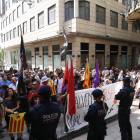Los manifestantes, en la confluencia de las calles Major y Cavallers, ante una barrera de mossos. 