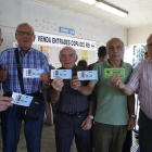 Un grupo de abonados y aficionados del Lleida muestran ayer sus entradas.