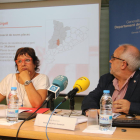 La consellera Dolors Bassa, ayer junto al director de Trabajo en Lleida, Joan Santacana, durante la presentación. 