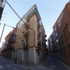 Imagen de este bloque, situado en la confluencia de las calles Sant Carles y Jaume I.