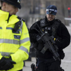 Una pareja de policías fuertemente armados patrullan por las calles de Londres.