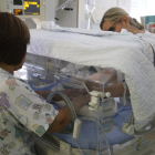 Personal de la unidad de prematuros del Arnau, atendiendo a uno de los bebés que permanece ingresado en una incubadora.