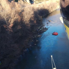 Imagen tomada desde el helicóptero de bomberos en el que se puede ver el coche dentro del río. 