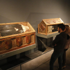 Tres cajas sepulcrales del monasterio de Sigena, en la exposición permanente del Museu de Lleida.