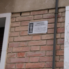 Una placa con el símbolo falangista adosada a la fachada de un edificio de la Mariola.