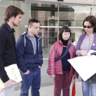 Representants de Down Lleida aquest dilluns als jutjats de Lleida amb la denúncia que han presentat a Fiscalia.