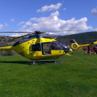 Efectivos de emergencias en el rescate ayer en Ribera d’Urgellet.